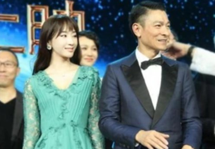 她姓爱新觉罗，2005年出道，长相甜美曾与刘德华合作