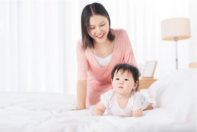 宝宝抬头越早发育越好？宝妈可别瞎高兴，抬头“3阶段”了解一下