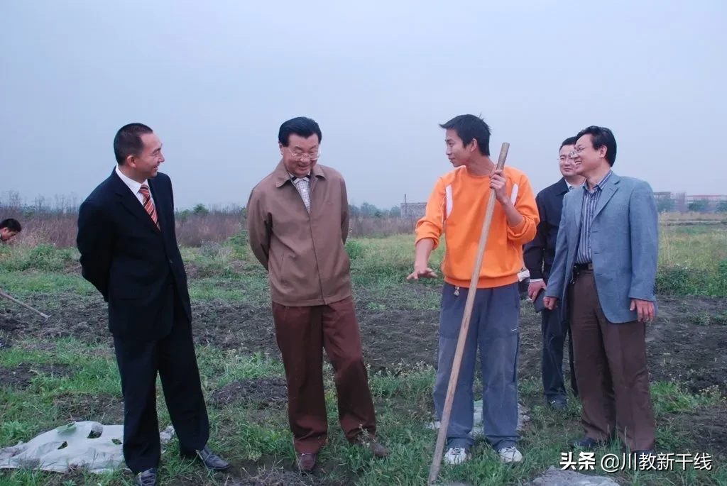 邓忠君：扎根四川大学锦城学院学生农场的“现代农夫”