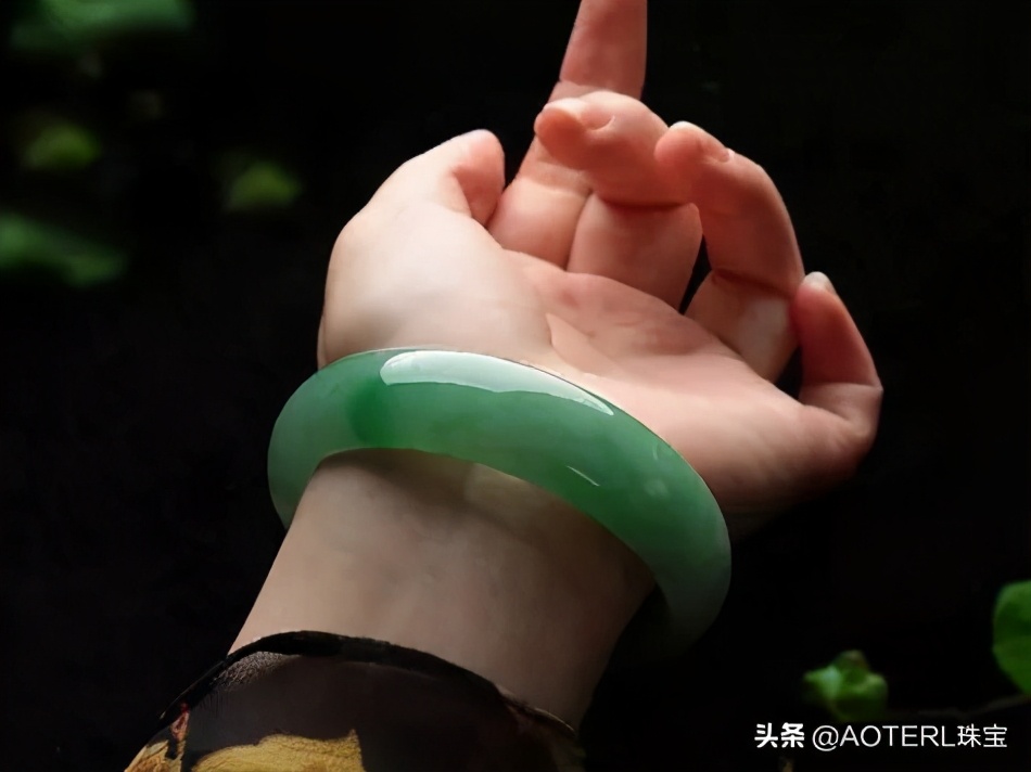 日常防护我们的翡翠手镯除了每天載在手上,在一起不适合佩戴翡翠手镯