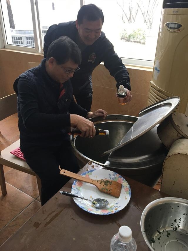 中超庆功宴酒席吃什么(上港庆功宴徐根宝调侃教练：你总结夺冠原因忘了一条，吃了我的馄饨)