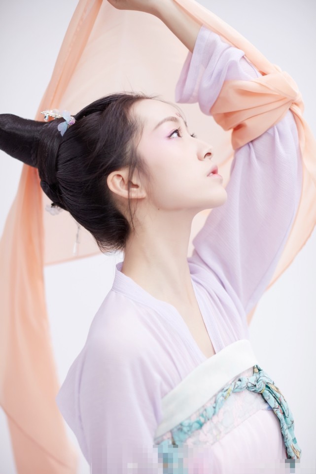 《琉璃》男主的小银花,后来化为人形清新可爱,颜值不输女主角