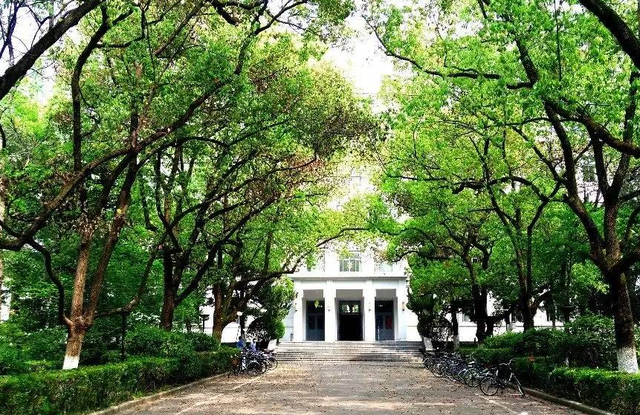 这所大学曾经是亚洲第一，后被拆成20所学校，如今是双一流