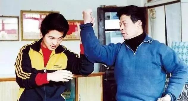 李連杰的家世背景到底有多牛？爺爺爸爸的簡介至今不敢公開