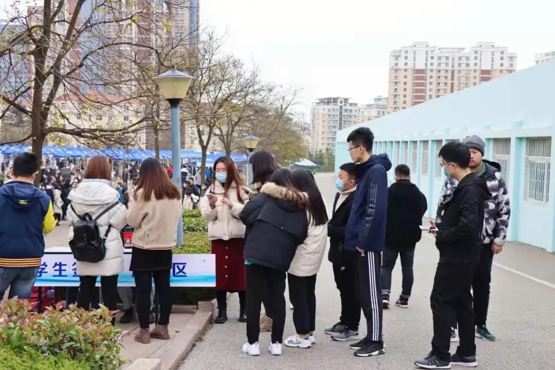 现场火爆！近5000个岗位，129家名企直奔山东，展开