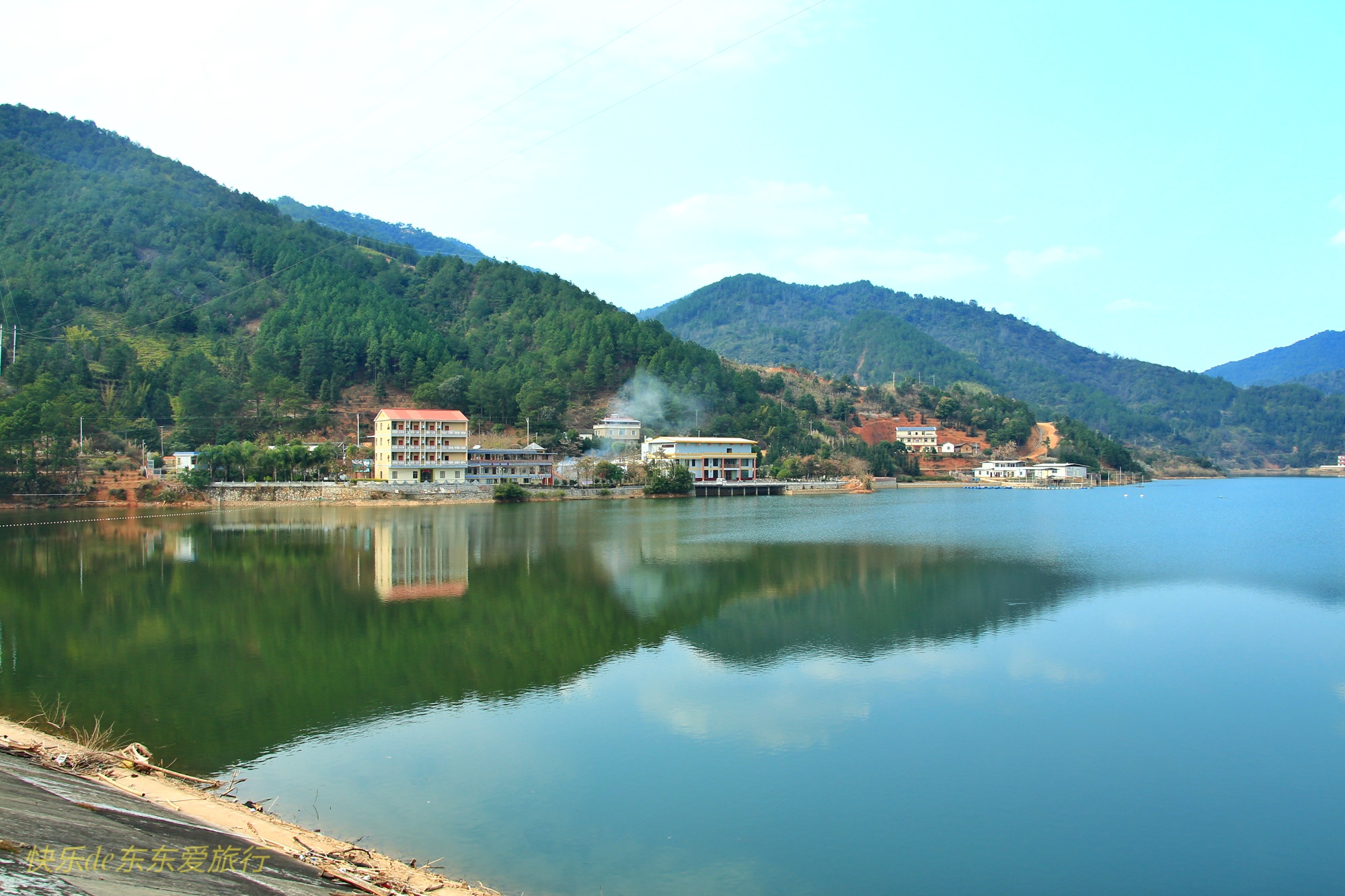 平远县东石镇,平远东石灵水村,一村两水库,稻田景也美-出走网