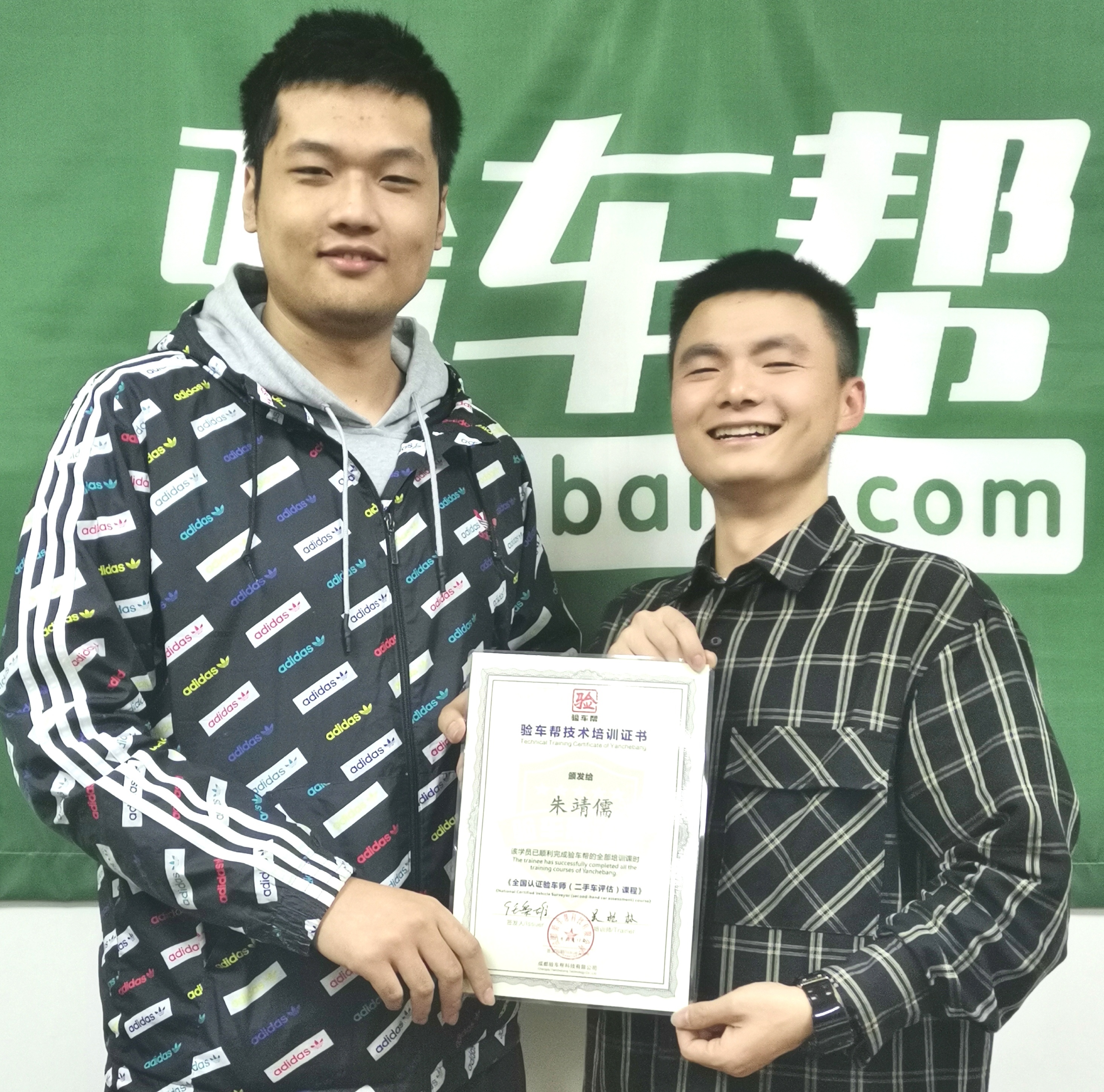 先是媽媽來，再是兒子來，他們都選擇了這家二手車評估師實(shí)戰(zhàn)班
