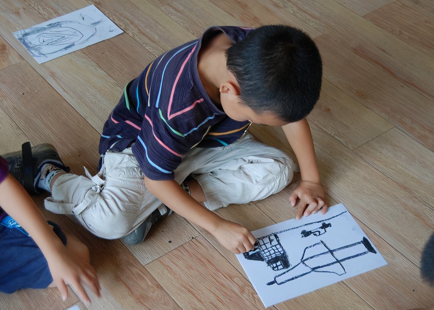 爸爸为儿子绘制的温馨画作