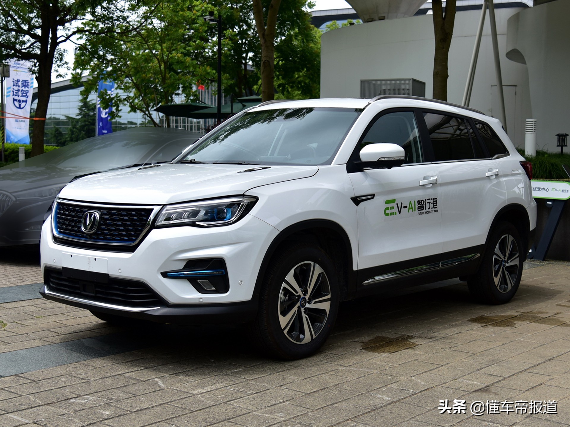新车 </p><p>　　 续航600公里！长安CS75 FCV氢燃料电池车亮相
