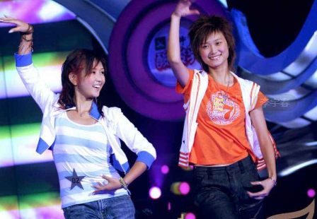 2010年,超女王贝携母整容命丧手术台,母亲私下和解的一幕耐人寻味