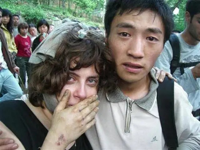 13年前汶川地震，四川小伙救下一个外国女孩，13年后两人再次相见
