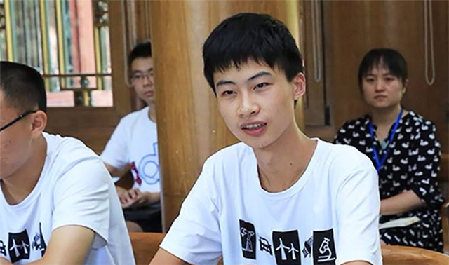 捡废品照顾瘫痪母亲，以744分考入清华3年的庞众望，现状如何