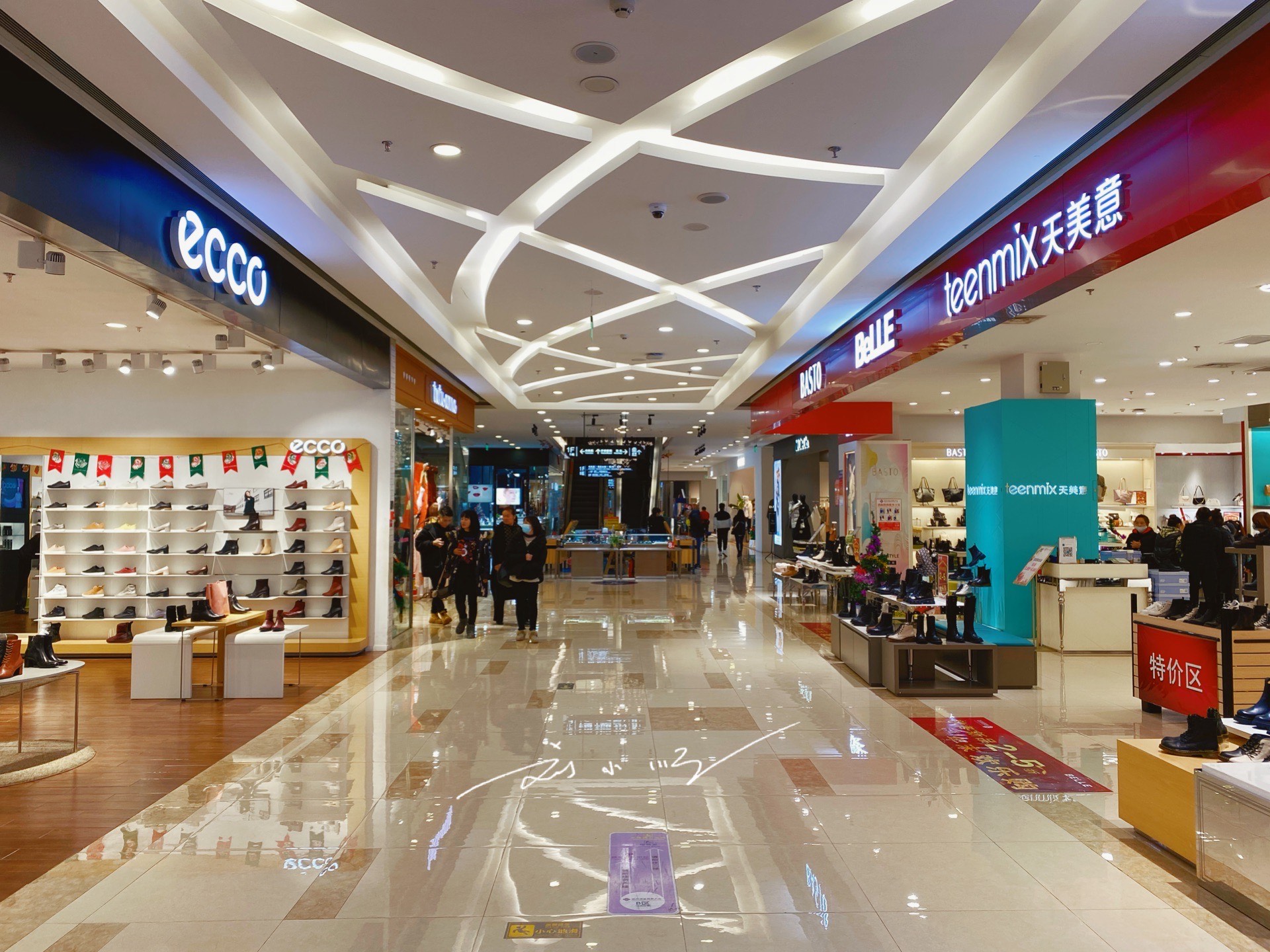 今天我和朋友一起在"丽江国际购物广场"逛了一下午,买了衣服还吃了饭