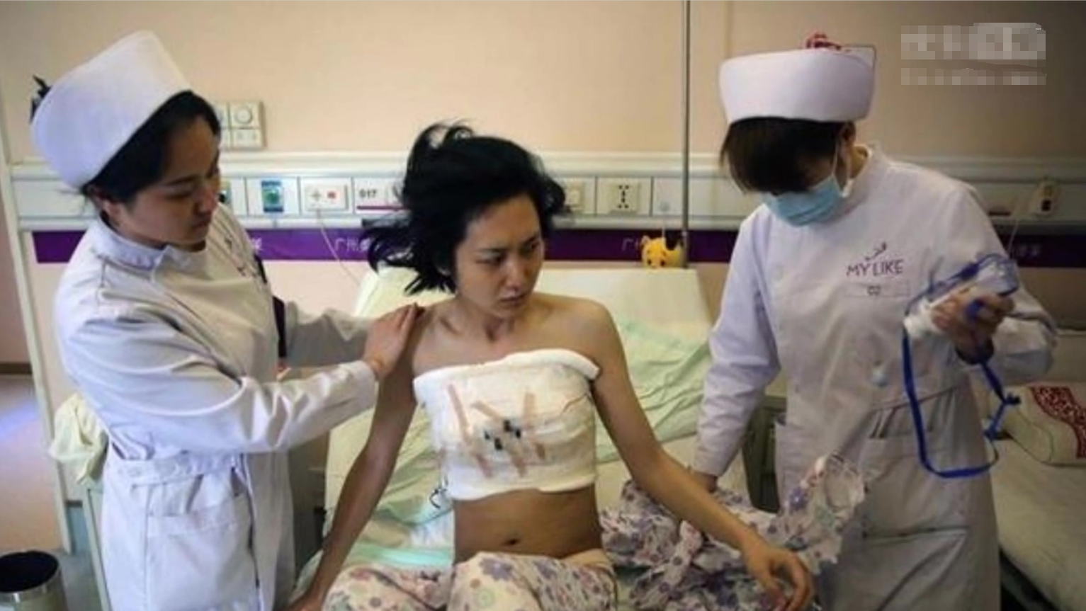 2005年，那个背母上学的男孩刘霆，10年后变性，还在选美比赛获奖