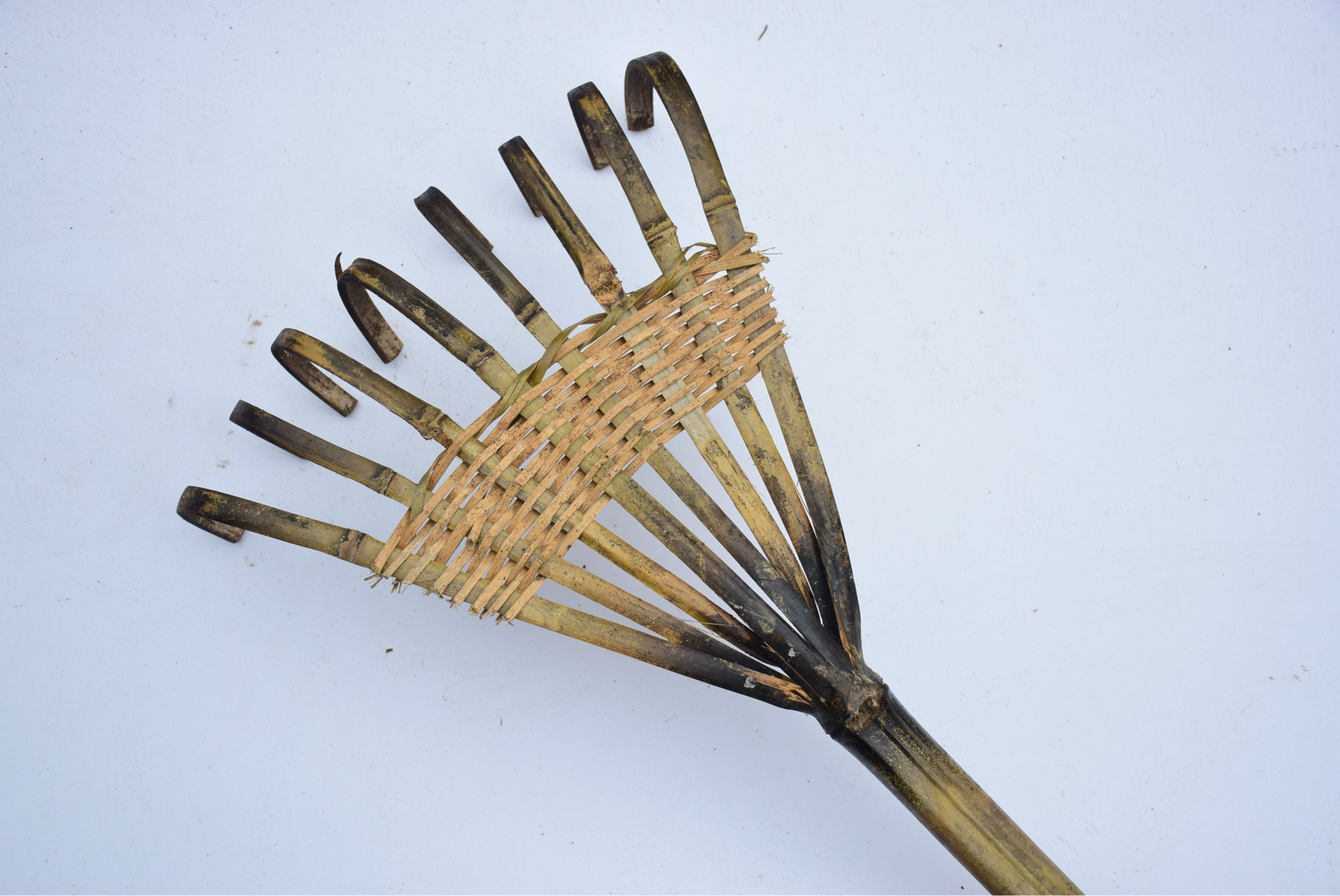 竹耙子在小吴家乡主要用来耙晒稻谷,耙松针叶当柴烧.