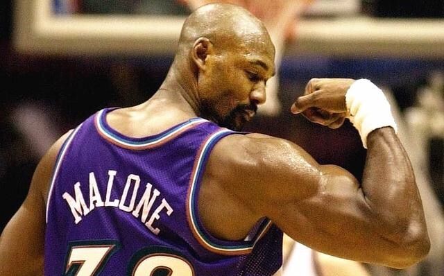 奥尼尔这肌肉的块头,比女主持的头还大)