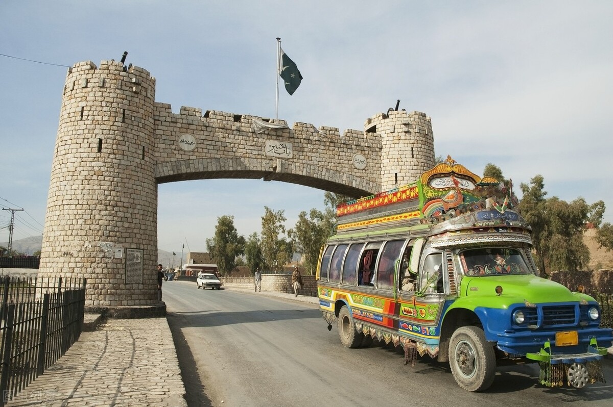 众所周知,印度和巴基斯坦在克什米尔地区争夺了半个多世纪,两国通过