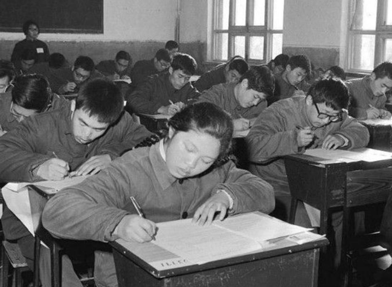 1977年高考试卷曝光，题目难度并不低，换成你，能考上大学吗？