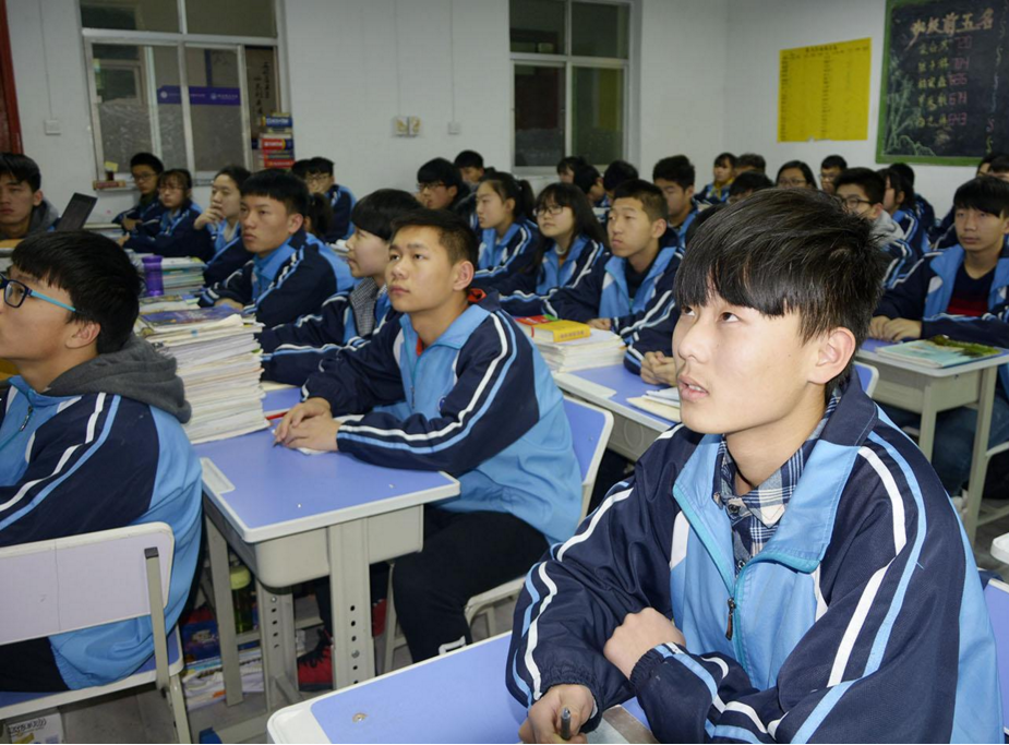 公立学校VS私立学校，培养出的学生差距明显，家长不要选错