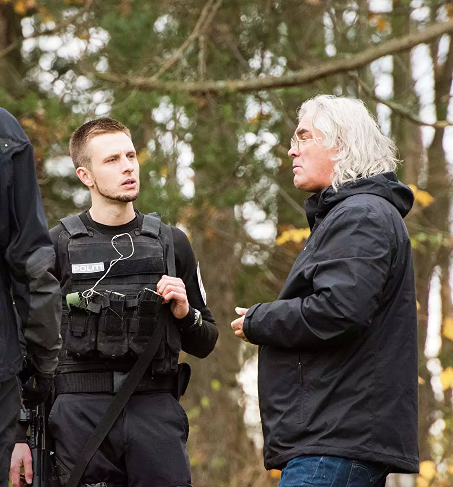 布雷维克由挪威演员安德斯·丹尼尔森·李饰演,他将杀手的冷血,残忍和