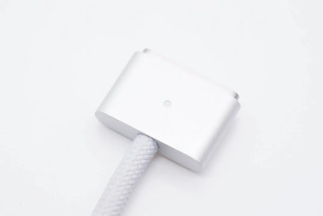 USB PD3.1快充线长什么样？苹果原装MagSafe 3充电线暴力拆解