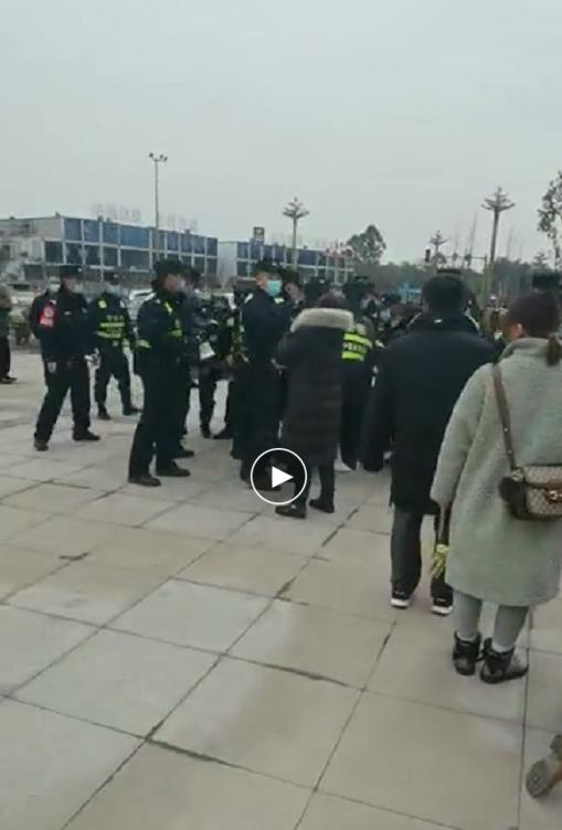 19岁大一女生在校操场遇害身亡，翻墙入校疑犯被刑拘，行凶后用死者电话致电其母：“你女儿已经不在了”