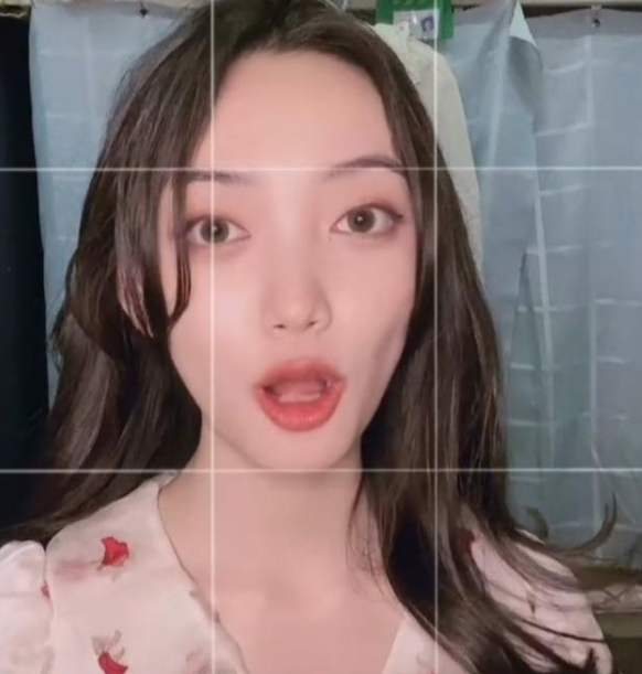 一夜涨粉近50万，青岛大学举牌校花走红，网友：我要上青岛大学