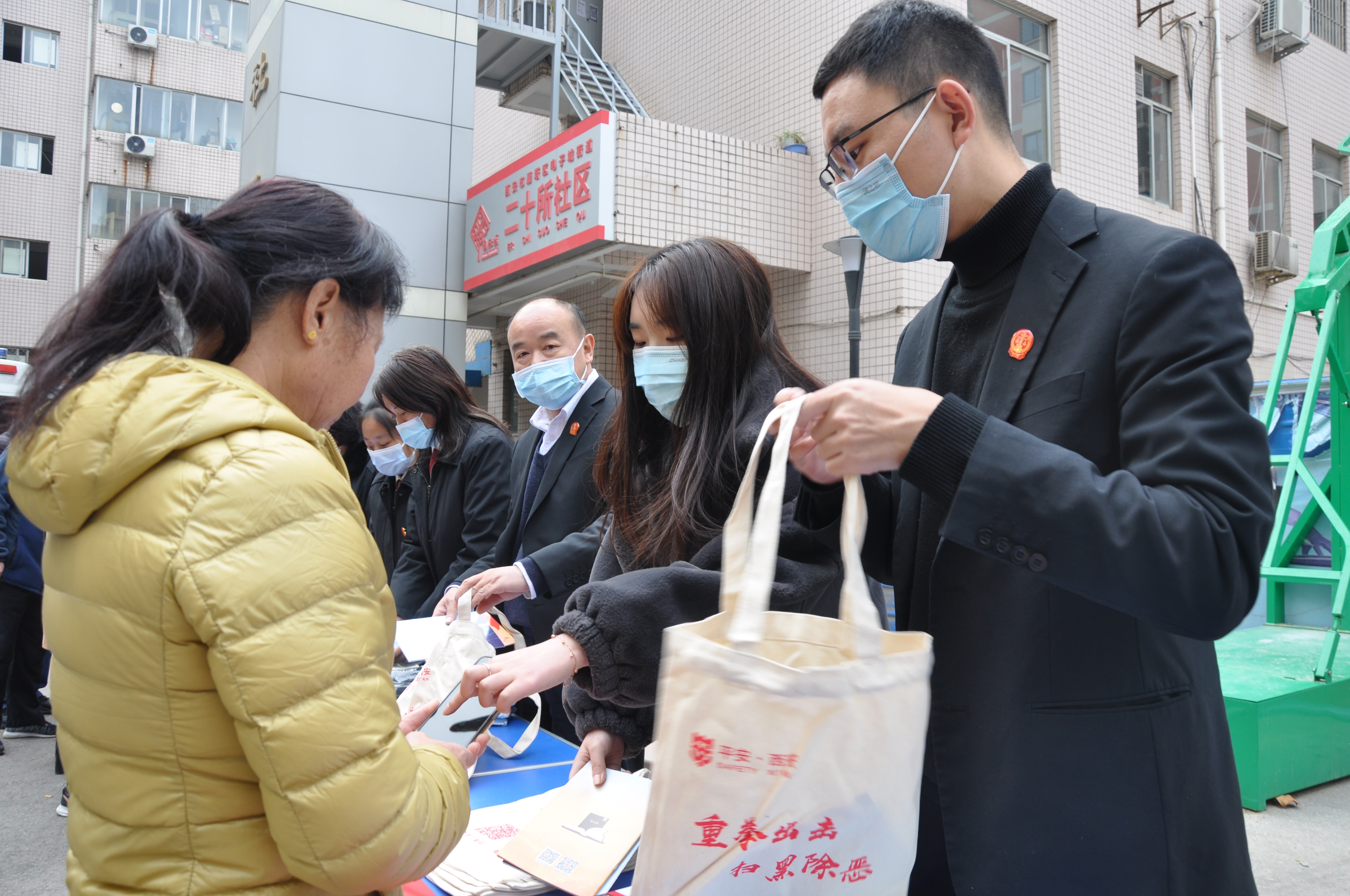 西安市雁塔法院：雁法平安号 | 法官普法社区行 做平安路上的“守护人”