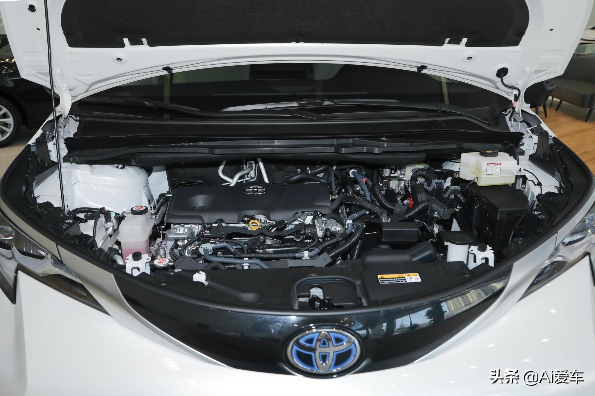 5.3L油耗合资大7座家用MPV，车长超5米1带双电滑门，实拍丰田赛那