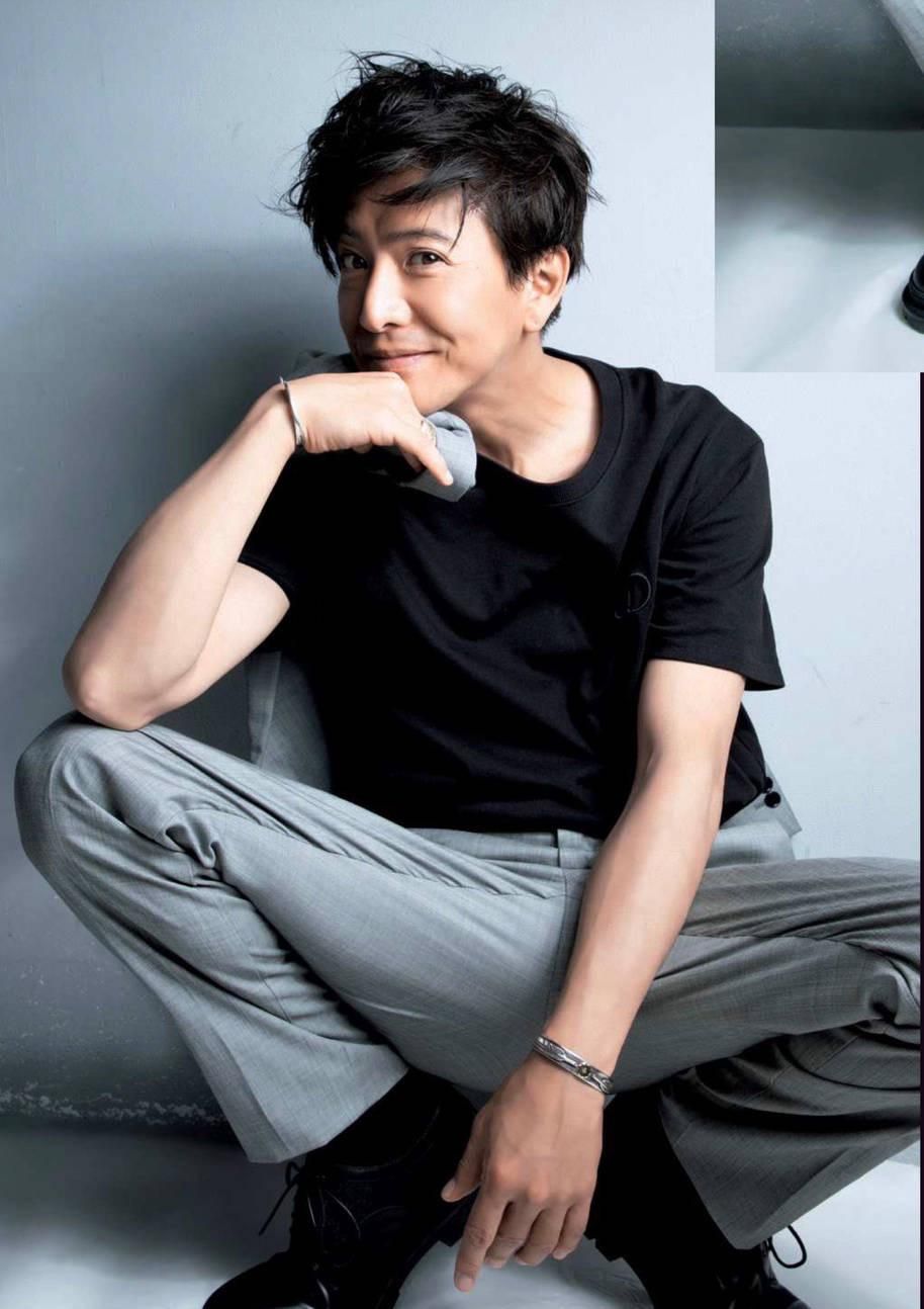 49岁木村拓哉永远是少年!被指颜值崩塌也无惧,西装革履更显帅气