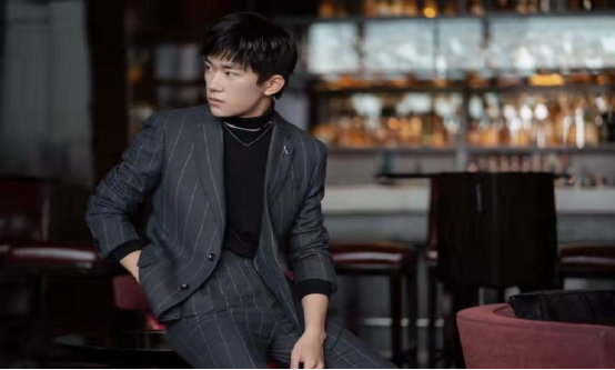 易烊千玺高考复习资料曝光，数学书字迹清秀，怪不得艺考成绩出色