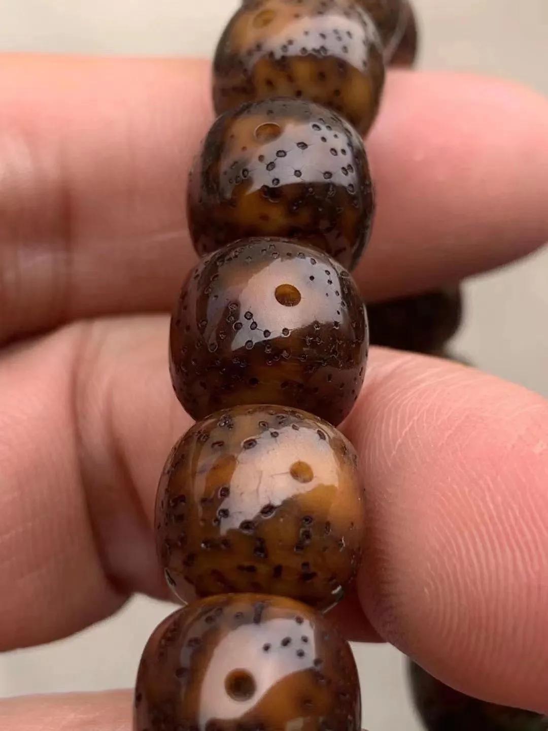 珠子随着盘玩时间长,上色包浆浓厚,开始开片一组图可