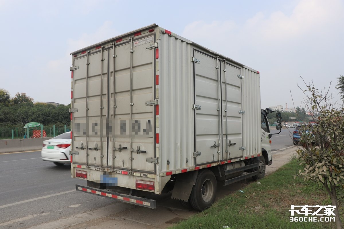 90后大学生毕业2年后开卡车，卡友：很累但开车自由