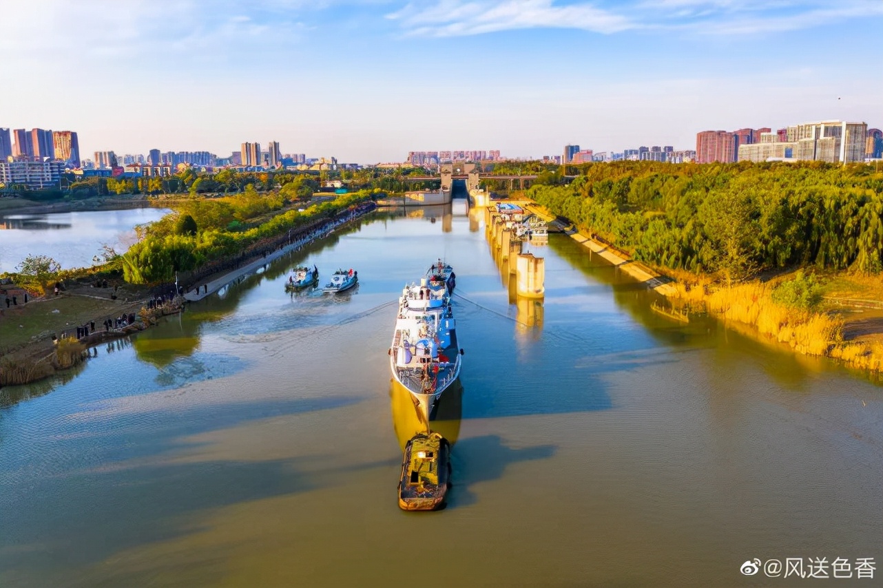 功勋战艇过颍河闸,阜阳人挥舞五星红旗,这就是爱国主义