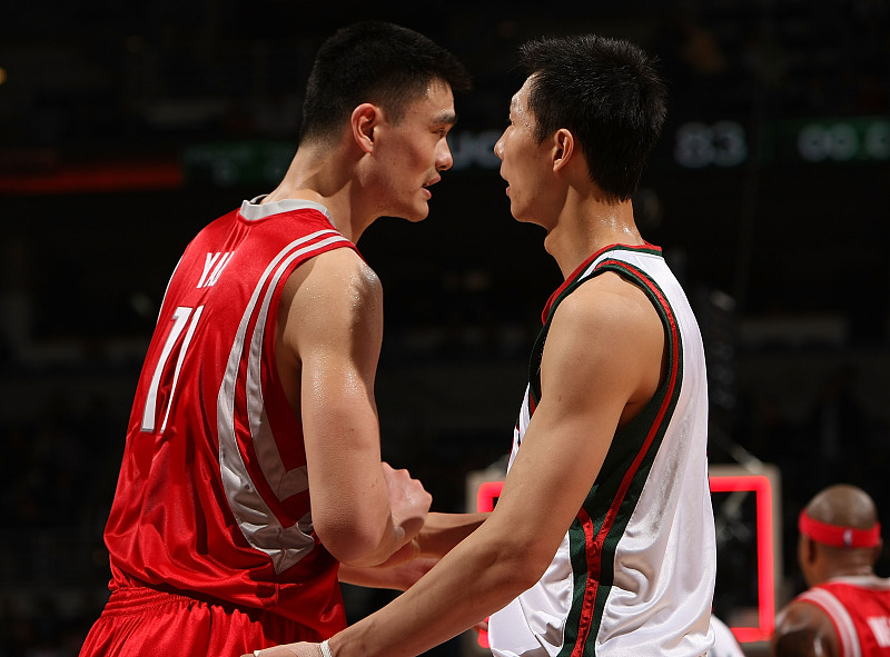 姚明cba效力哪个队(13年前的今天！姚明易建联NBA首次对决，这才是中国男篮巅峰)