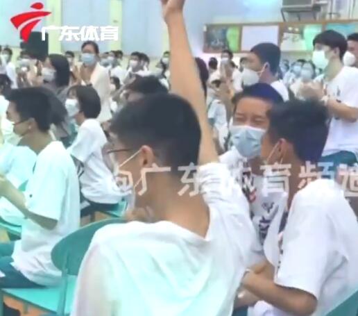 太火！全红婵造访中学，何教练背包跟随，小哥哥击掌激动握拳：爽