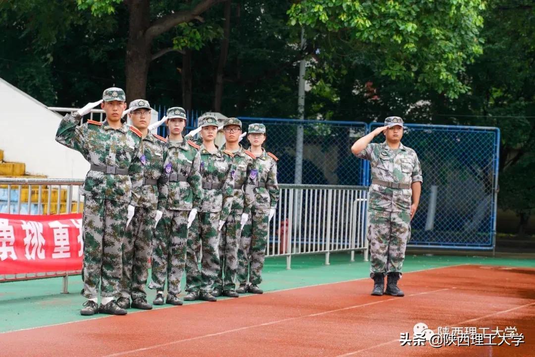 雨中闭幕，2020级军训汇报，请您检阅