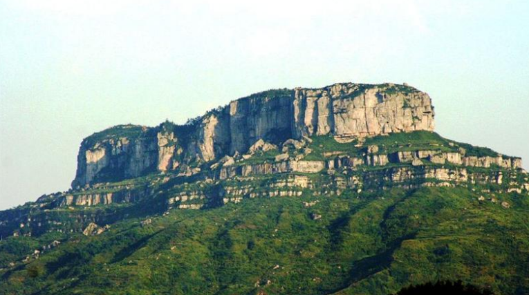 凯里：背靠苗岭，面朝清水江，是中国苗族文化旅游之都