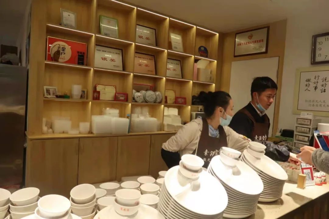18块钱，100道菜品任意吃，火爆福州的素食自助餐为何这么便宜？