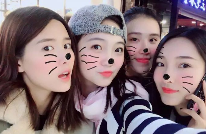 武汉学院迎来“明星女孩”，长相姓名同撞迪丽热巴，犹如复制粘贴