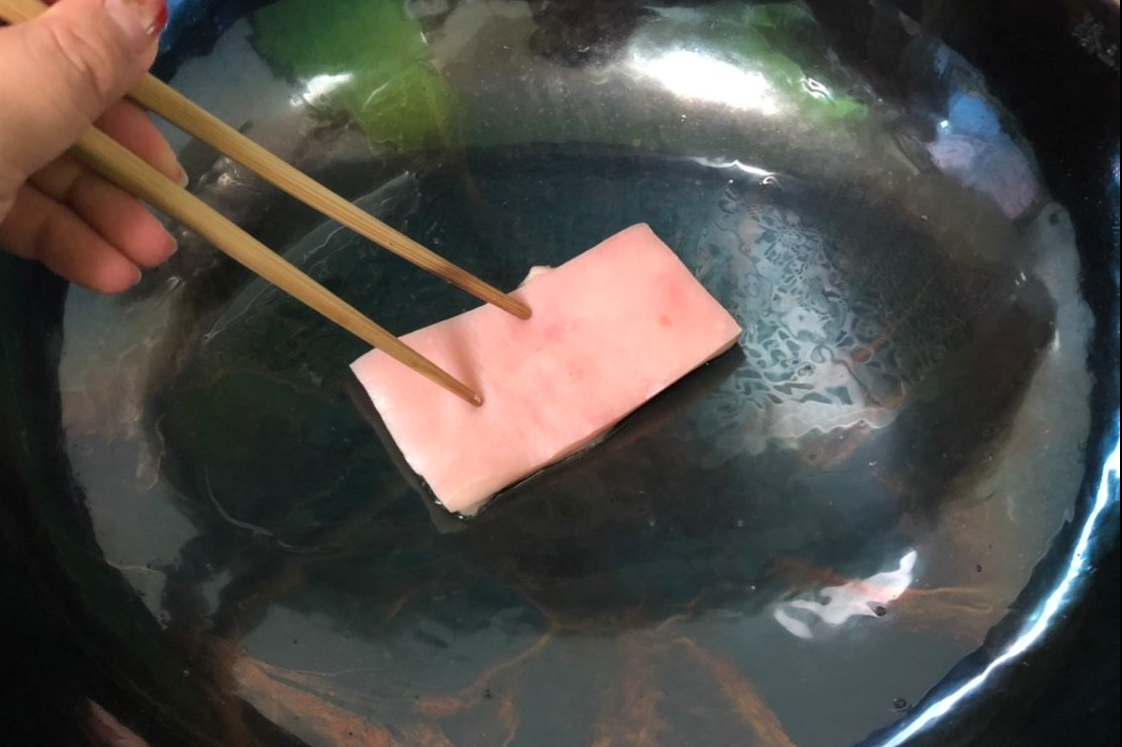 厨师长分享开锅的过程，只需一块猪皮，轻松搞定，再也不怕粘锅了