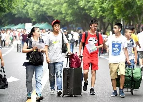 新生入学时，选择上铺还是下铺？过来人告诉你影响非常大