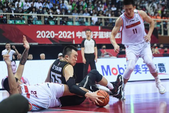 为什么cba那么喜欢全场紧逼(深度分析：NBA联盟级别的后卫，能突破广东队的全场紧逼防守吗？)