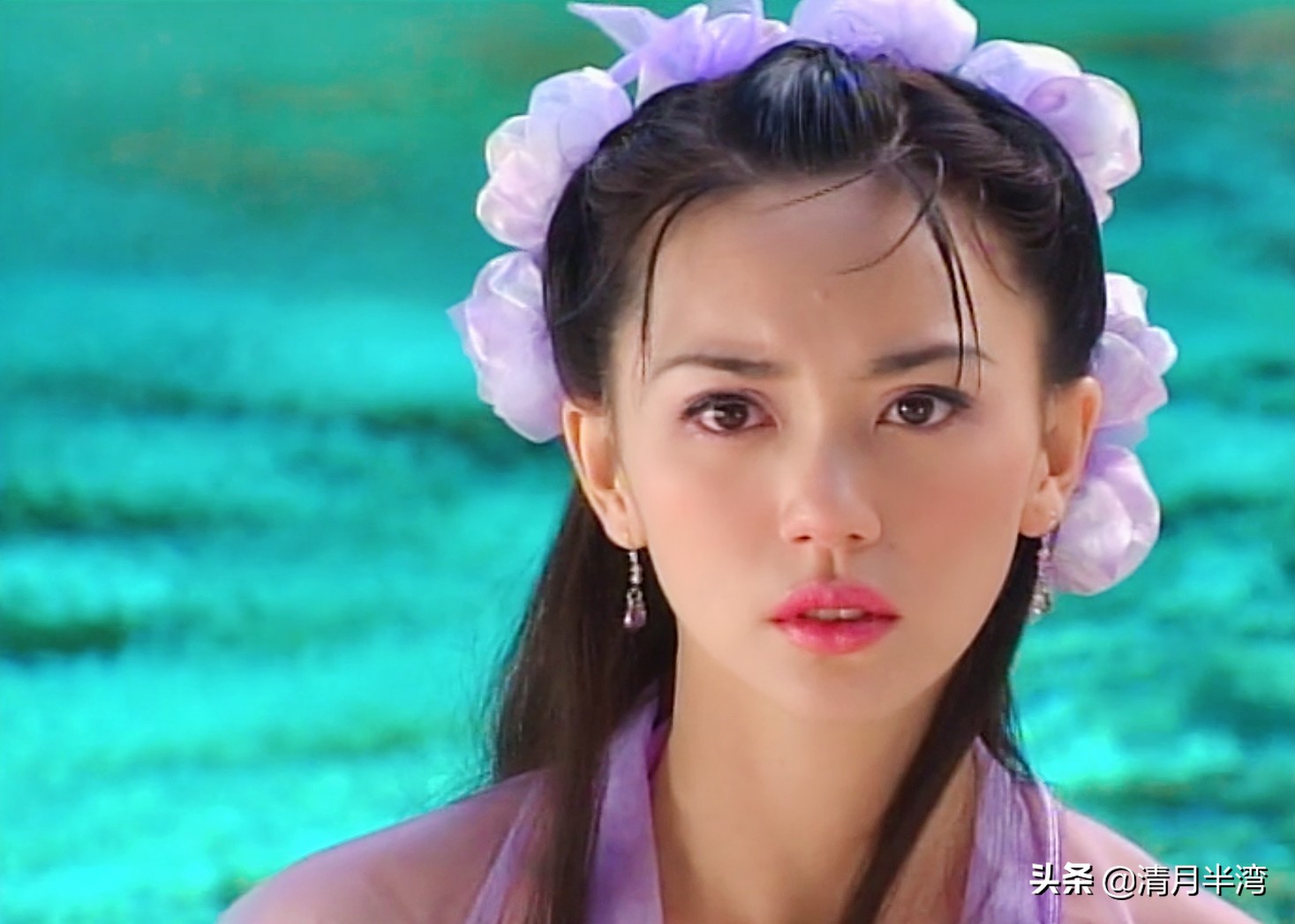 3,郭妃丽而换上异域造型后,珠串异族帽和艳丽服装加身,李月仪的美貌
