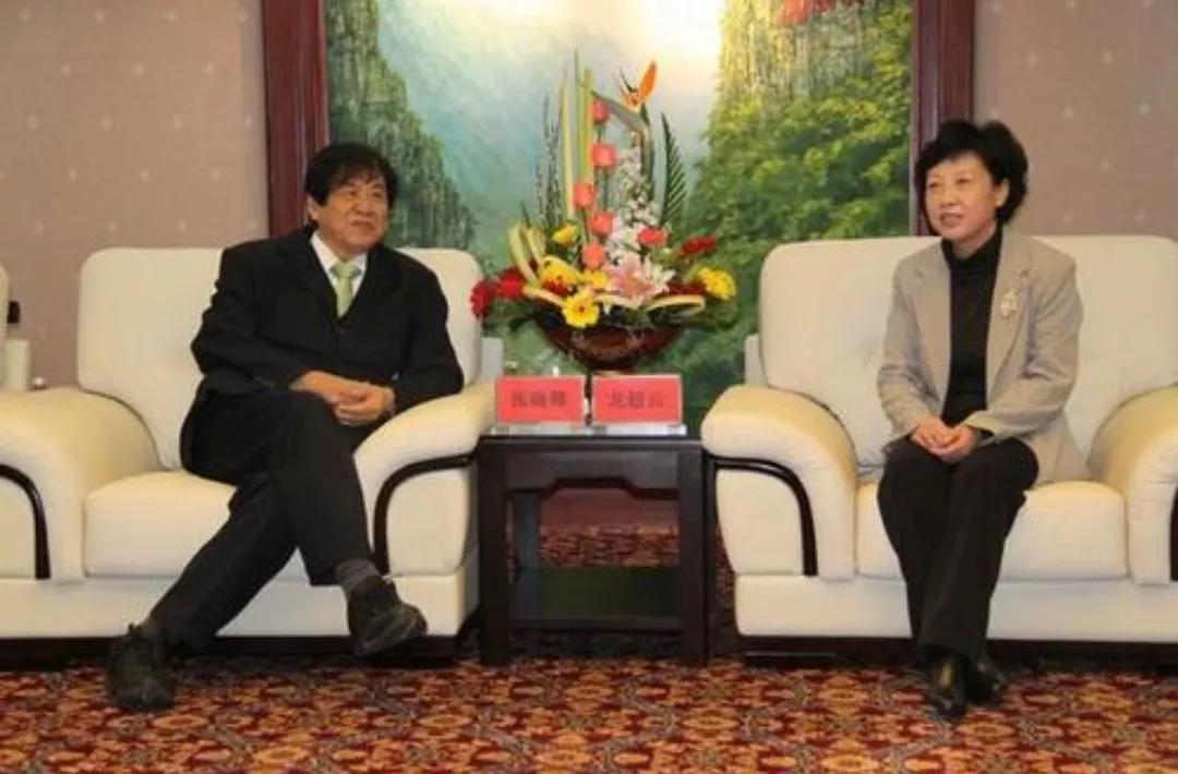 他是世界福州十邑同乡总会创会会长，马来西亚十大富豪
