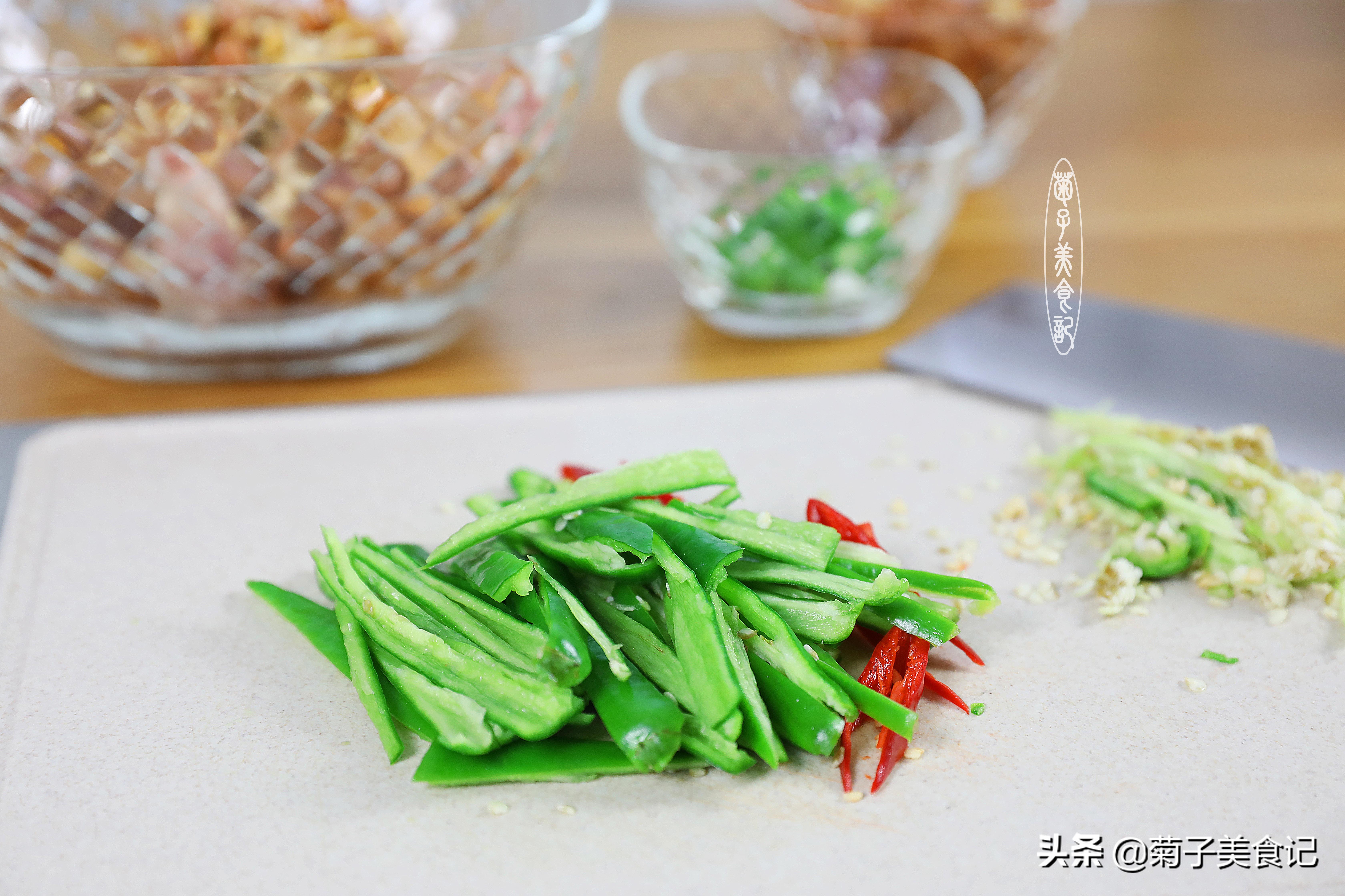 香味扑鼻的凉拌猪耳朵，做法非常简单，边拌边吃停不下来