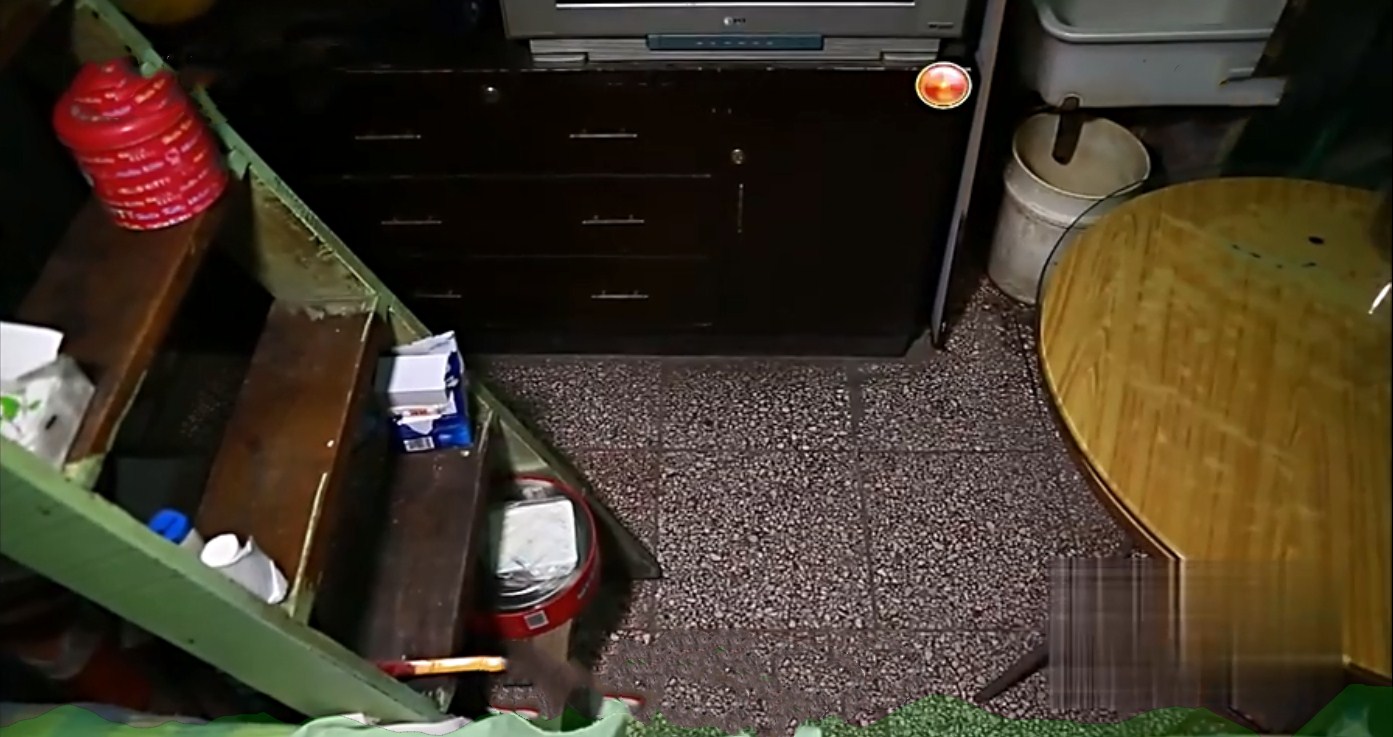 北京胡同18m²老房，24小时开灯生活，父亲睡在女儿女婿上铺