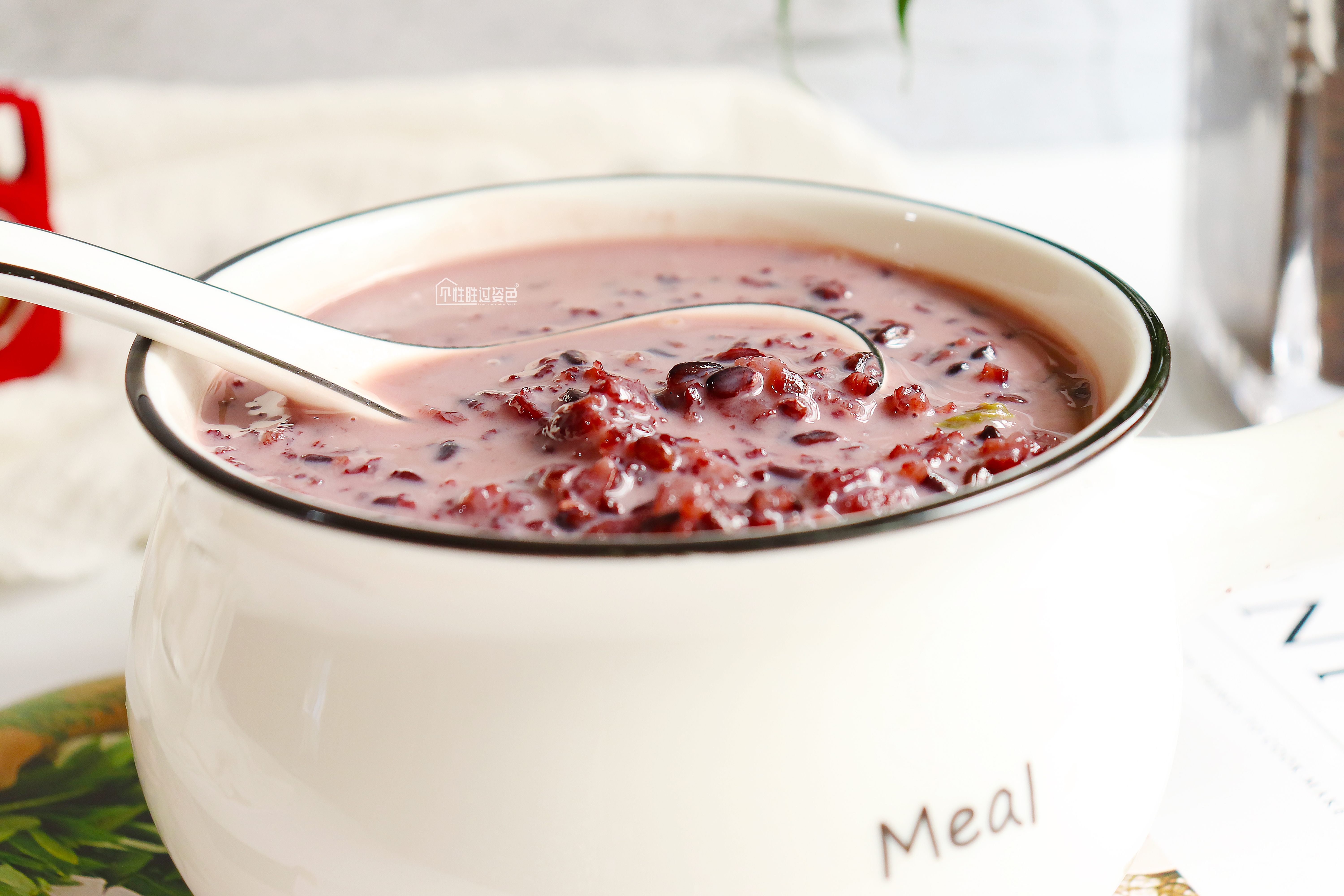 1.将黑米,糯米淘洗干净,在水中浸泡2小时.2.