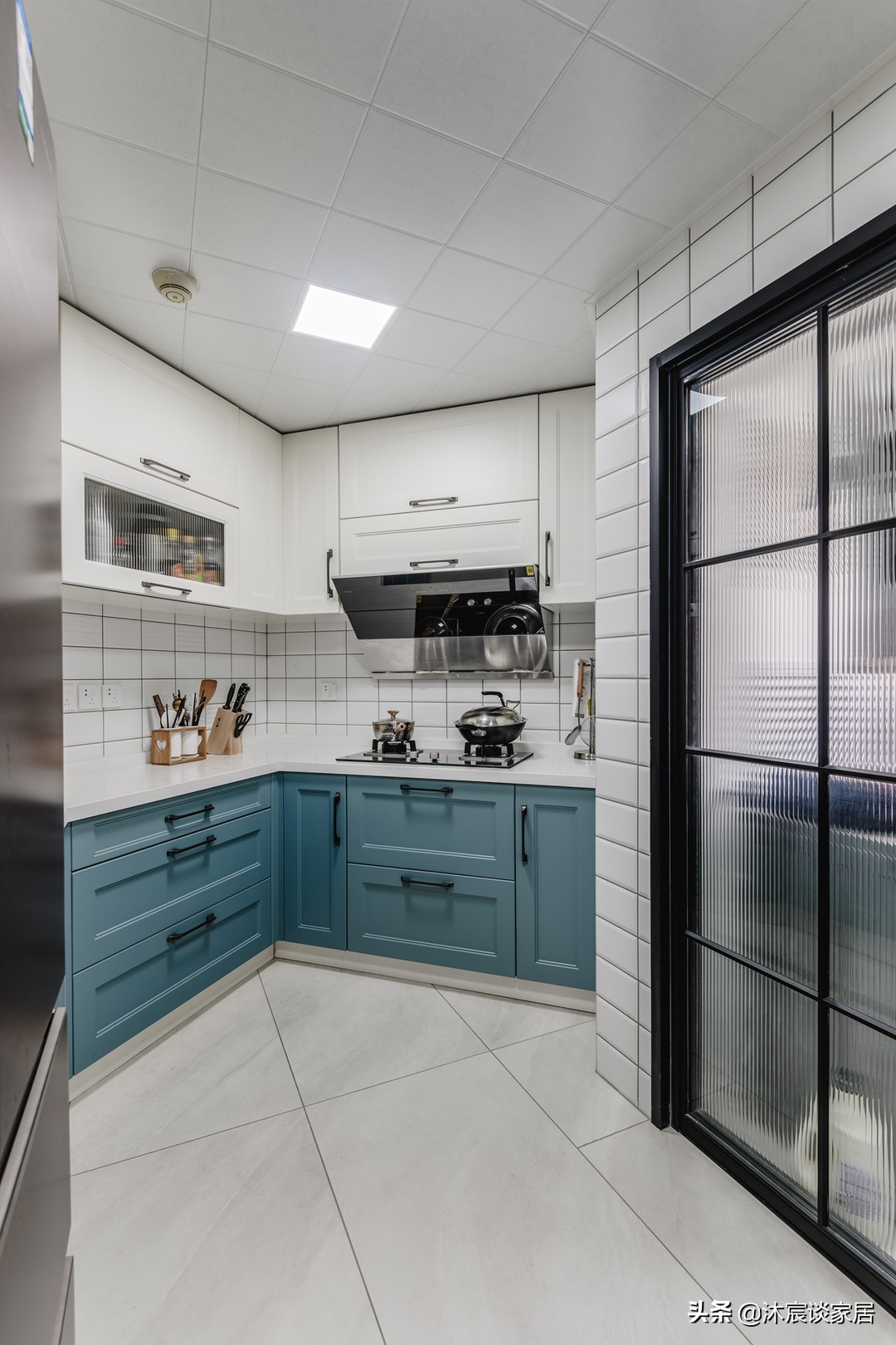 她家看着平淡，但简洁清爽，用窗帘隔出一间卧室，温馨且幸福