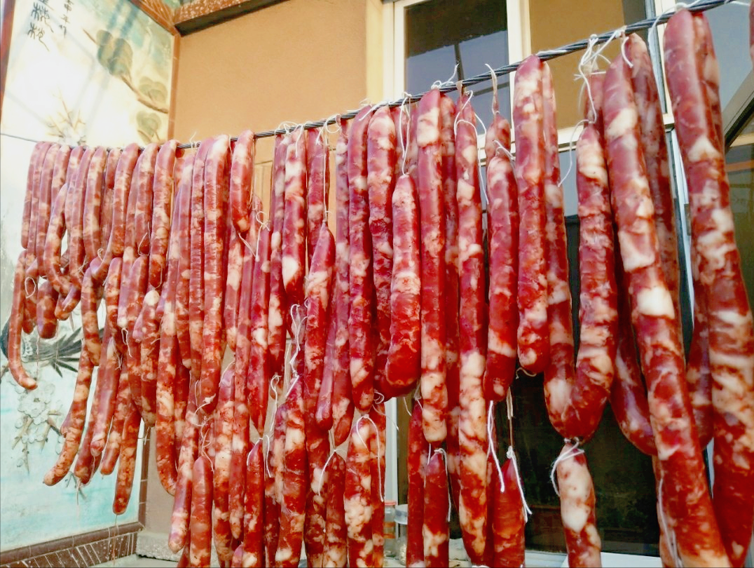 灌香肠时，记住加盐比例很重要，香肠鲜香入味越嚼越香，还不发霉